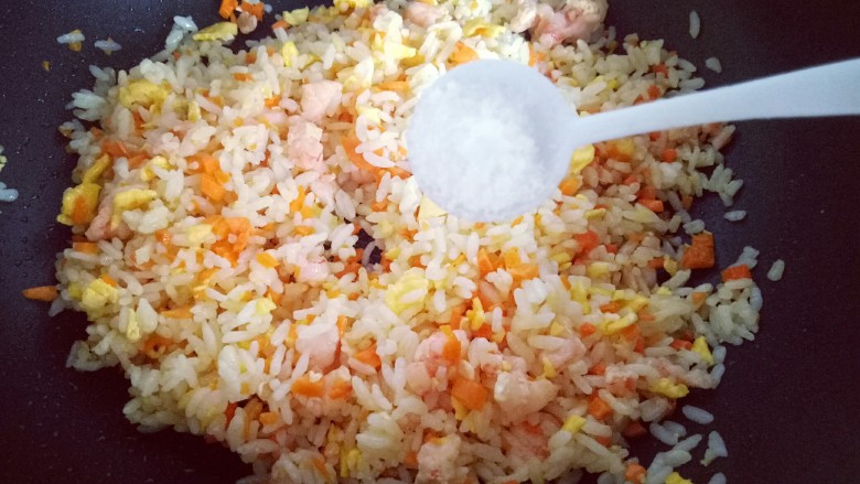 虾仁黄金炒饭,加入盐,翻炒均匀即可。