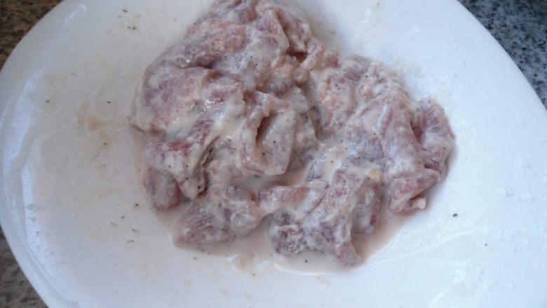 锅包肉, 放入淀粉和少许水,翻拌均匀,挂淀粉糊