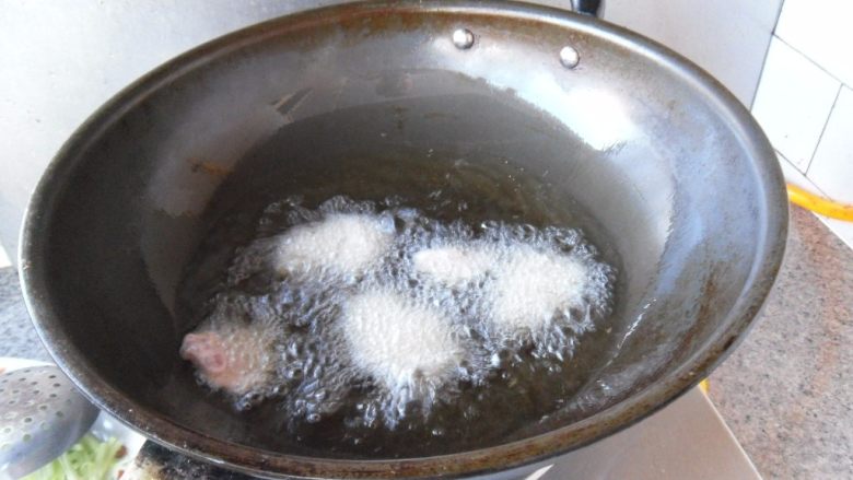 锅包肉, 锅烧5成热油,放入肉片炸制