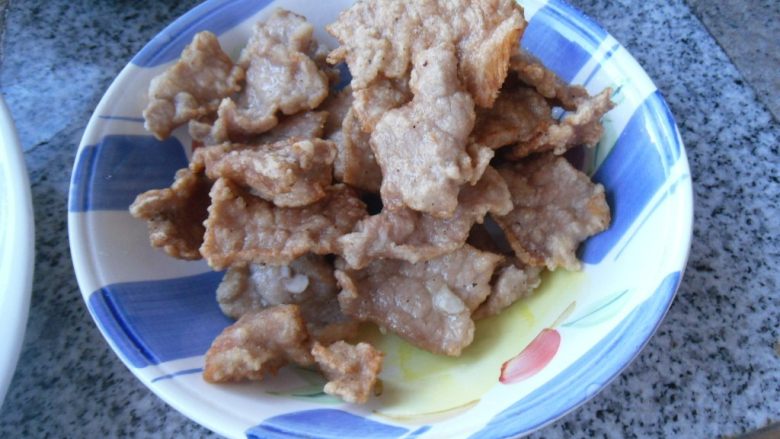 锅包肉,炸制到肉片定型,捞出