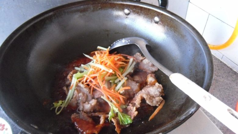 锅包肉, 放入配料胡萝卜丝、芹菜丝