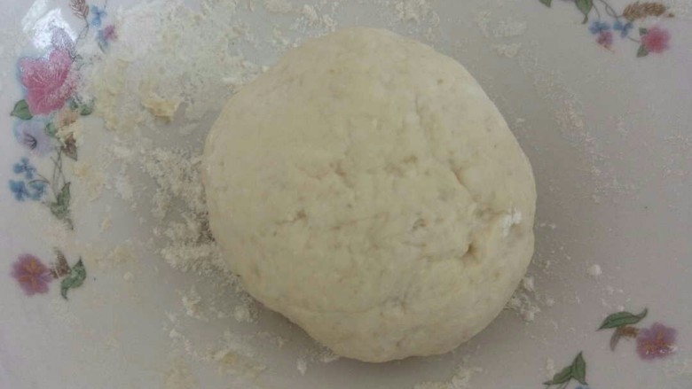 芝麻奶香手撕饼,用手揉成光滑的面团,盖上湿布20分钟