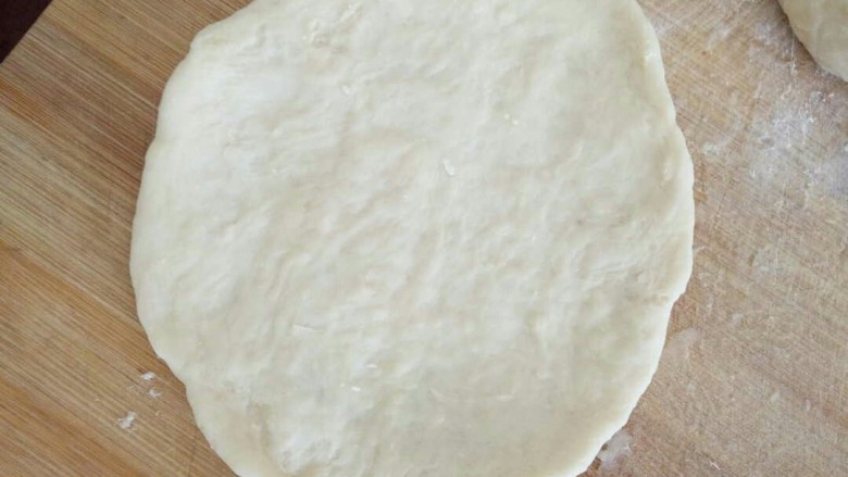 芝麻奶香手撕饼,取一块擀成薄片