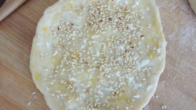 芝麻奶香手撕饼,刷上油,再均匀的撒上面粉,最后撒熟芝麻