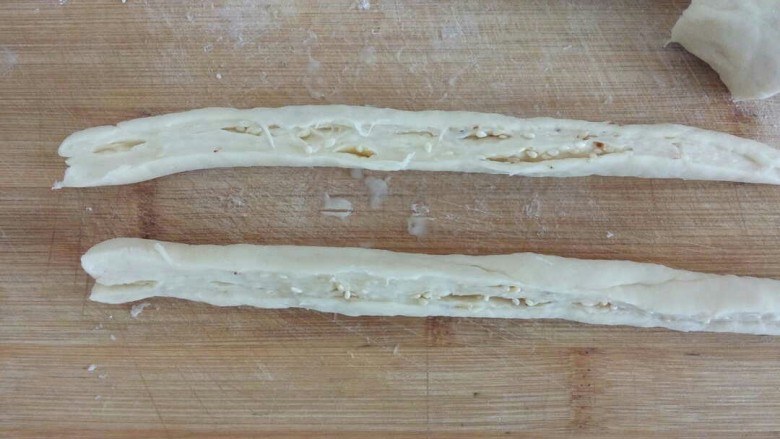 芝麻奶香手撕饼,压扁一点,用刀切成两半