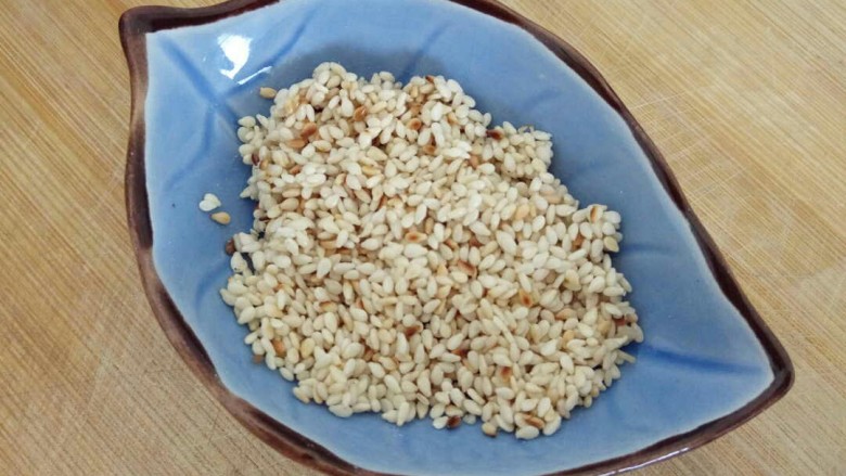 芝麻奶香手撕饼,芝麻炒熟