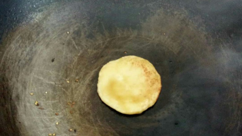 芝麻奶香手撕饼,平底锅内刷一遍油,烧热了,放入饼开小火煎,煎至一面金黄,翻面再烙