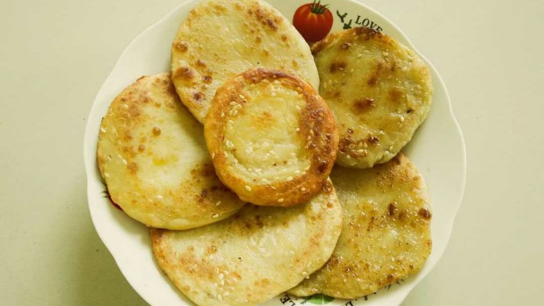 芝麻奶香手撕饼,微微鼓起时,饼就煎熟了。做好的饼,趁热用手撕着吃,香酥可口