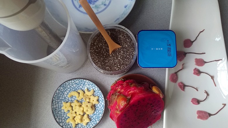 水果酸奶花样制作,糖渍樱花过水去除盐,用厨房纸巾压去水份。其他原材料准备好。