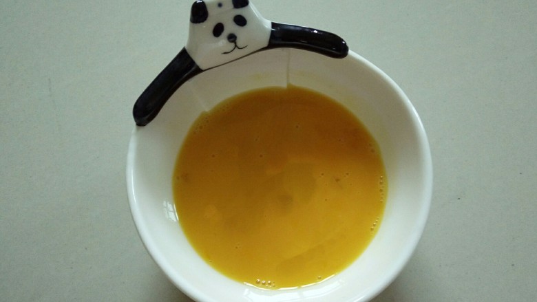 大熊猫饭团,加少许盐,搅拌均匀
