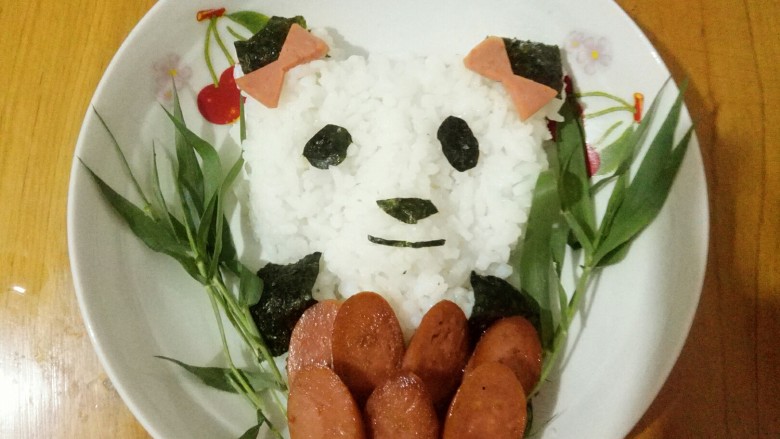 大熊猫饭团,炒好的火腿肠放在熊猫的身体上
