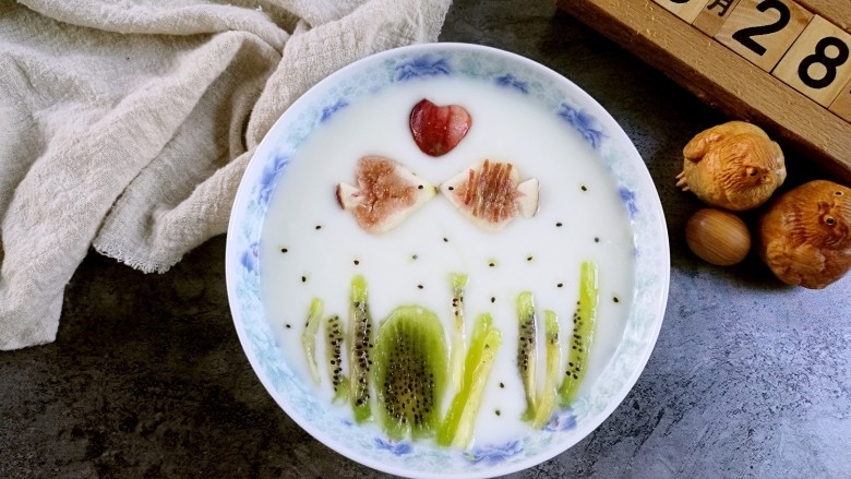 水果酸奶花样制作,接吻鱼:酸奶+无花果+猕猴桃