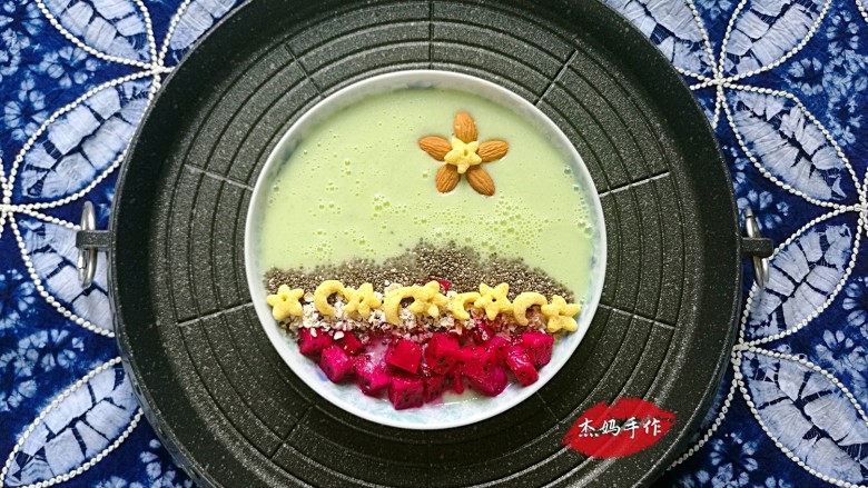 水果酸奶花样制作,心底花:小甜瓜+酸奶+火龙果+麦片+奇亚籽+蛋奶星星+坚果