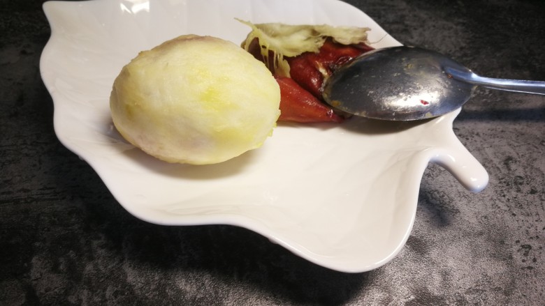 用最好的颜值留住最美的味道_无花果酸奶杯,这是整体褪去的果皮,薄而完整光滑。