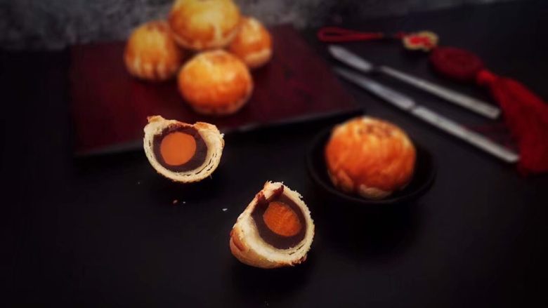 蛋黄酥,切开后更诱人。