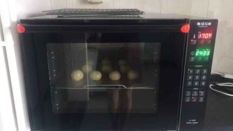 蛋黄酥,将ukoeoE6050风炉烤箱设定温度为170度、加热时间为25分钟,达到设定温度后会有智能提示音,接下来放入烤盘于中下层进行烘烤,待听到烘烤结束提示音后取出。
