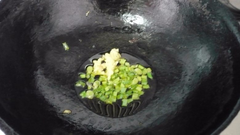 卤汁嫩豆腐,锅中放底油,爆香葱姜。