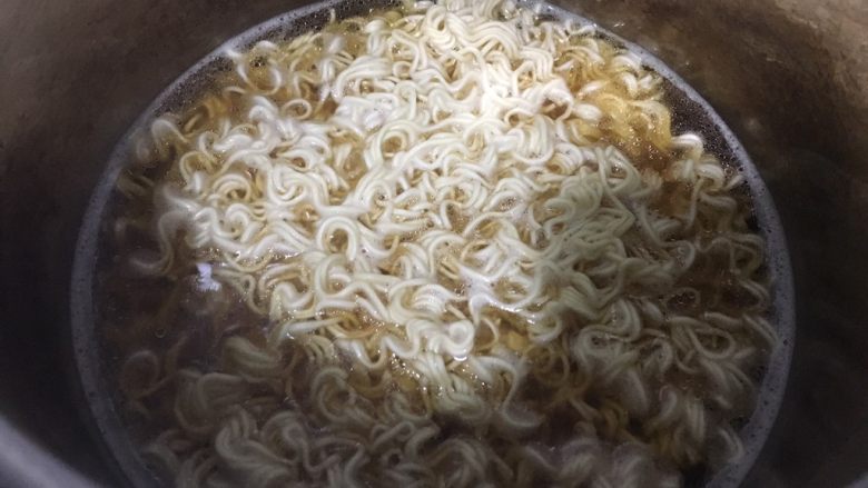 鸡蛋瘦肉面,面煮好,放油、生抽、蚝油适量调好味