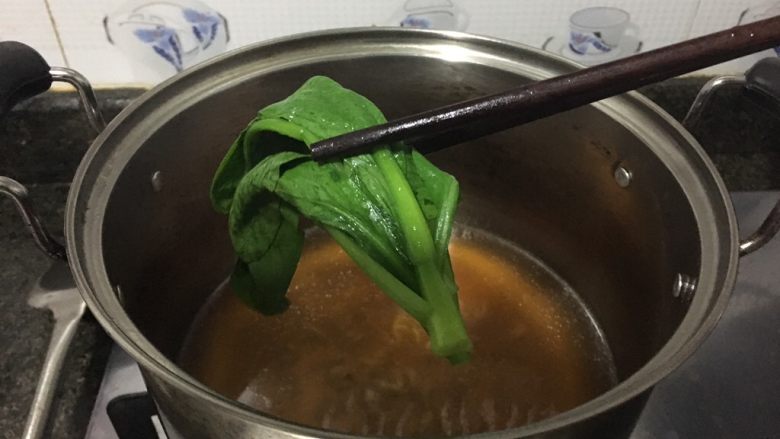 鸡蛋瘦肉面,用汤的余温烫好清菜备用