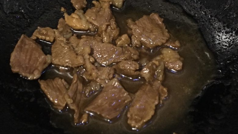 鸡蛋瘦肉面,猪肉下油和酱油焖至收汁即可