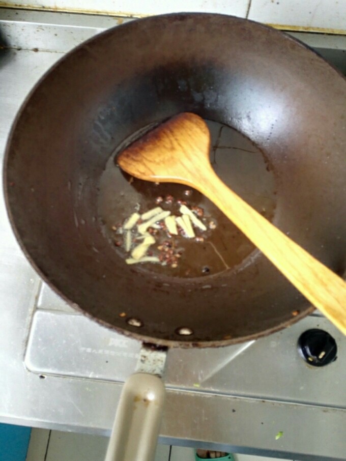 豆角炒蛋,锅中加油，放入<a style='color:red;display:inline-block;' href='/shicai/ 700'>花椒</a>和姜丝