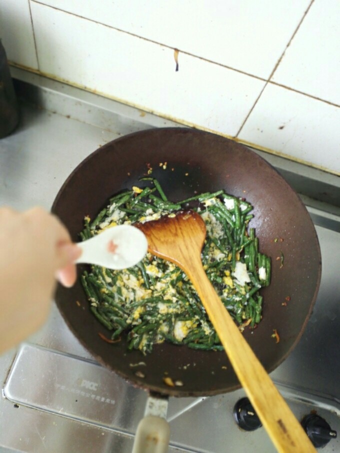 豆角炒蛋,鸡蛋成型放适量盐翻炒一下关火盛盘