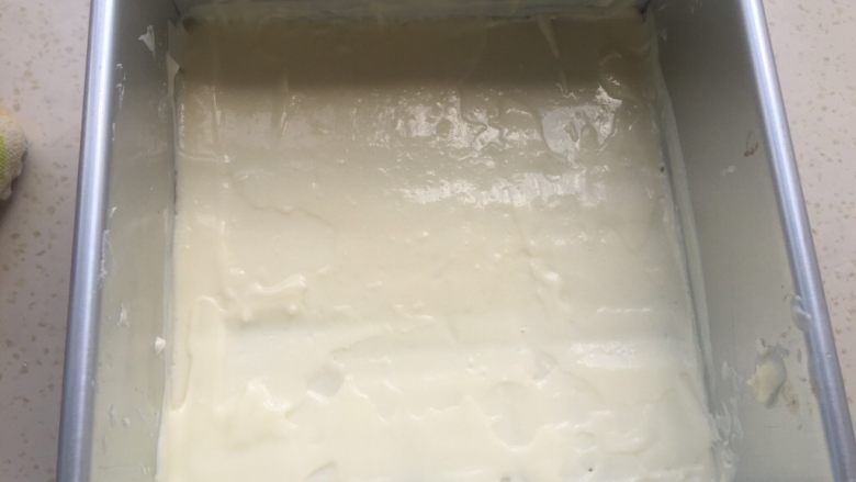 芝士黑美人蛋糕,第一层烤20分钟后拿出,铺设第二层奶酪蛋白。然后放入烤箱下火130度,上火150度烤6分钟。