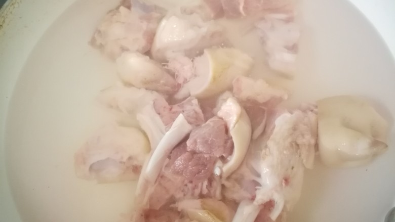 清香猪蹄,冷水下锅,到料酒,煮开去掉浮沫,洗干净捞出备用。(去腥味)