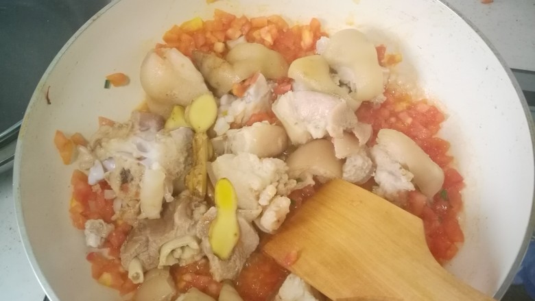 清香猪蹄,下猪蹄🐷姜,翻炒下。