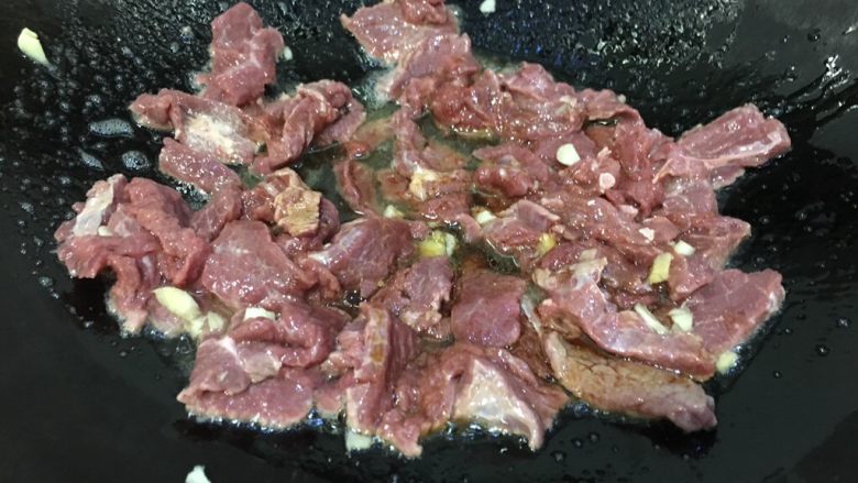 香芹蒜炒牛肉,加生抽、姜丝炒至半熟