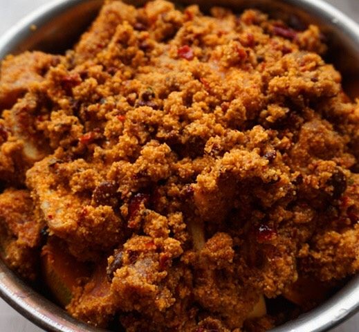 粉蒸肉,


将红薯块放入碗内垫底，排骨放在上面（这样蒸出的油脂会渗透下去侵润红薯），放入蒸笼里蒸1个小时


