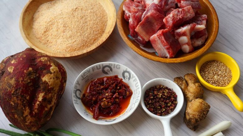 粉蒸肉,提前将原材料准备好