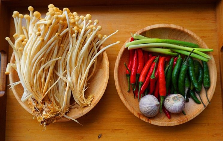 双椒金针菇,提前将原材料准备好,<a style='color:red;display:inline-block;' href='/shicai/ 234'>金针菇</a>去掉根部,用清水清洗干净待用