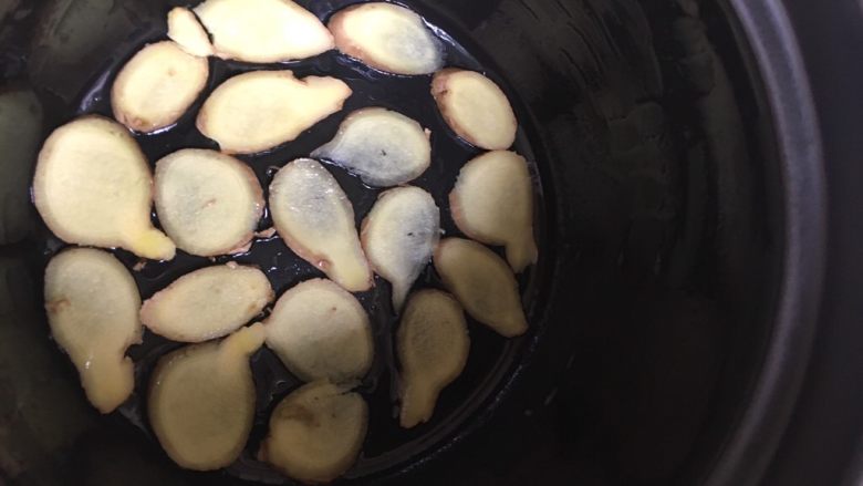 东坡肉,用姜片把砂锅上都抹上油,一点点就可以