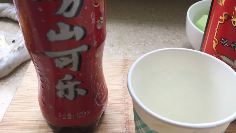 东坡肉,半杯崂山可乐。其实加什么看你中午想喝什么,也可以加白水。加可乐是为了我中午可以名正言顺喝下脚料