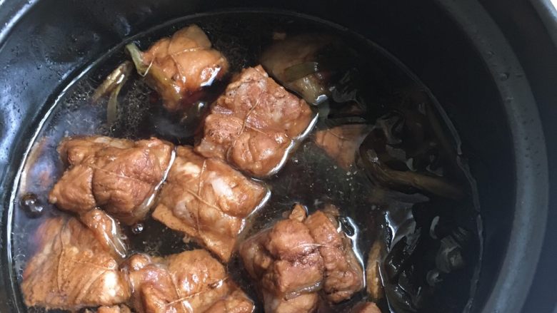 东坡肉,45-50分钟后(由游戏时间决定)把肉翻一下,皮朝下。再开一局
