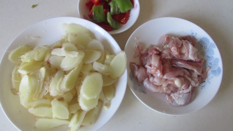 仔姜炒鸡腿肉,准备好原材料;