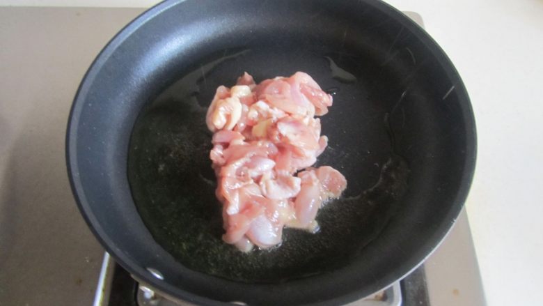 仔姜炒鸡腿肉,热锅凉油,放入腌制好的鸡腿肉进去翻炒;