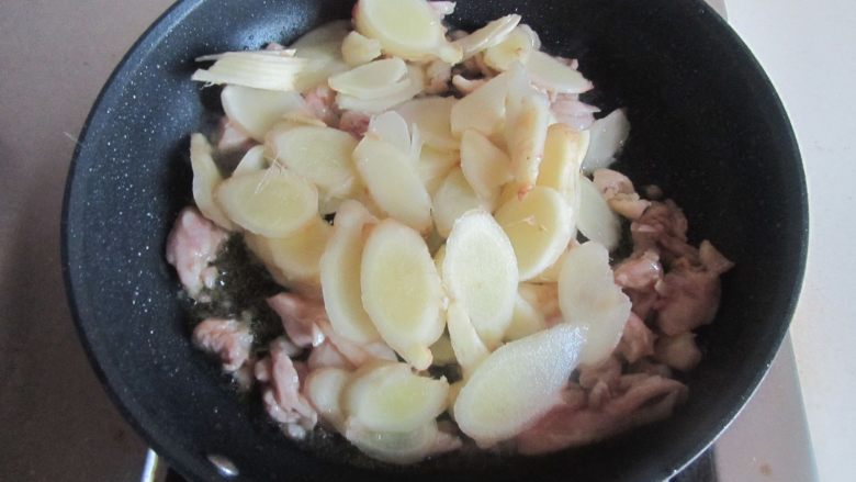 仔姜炒鸡腿肉,翻炒至鸡腿肉变色后加入仔姜片进去翻炒;