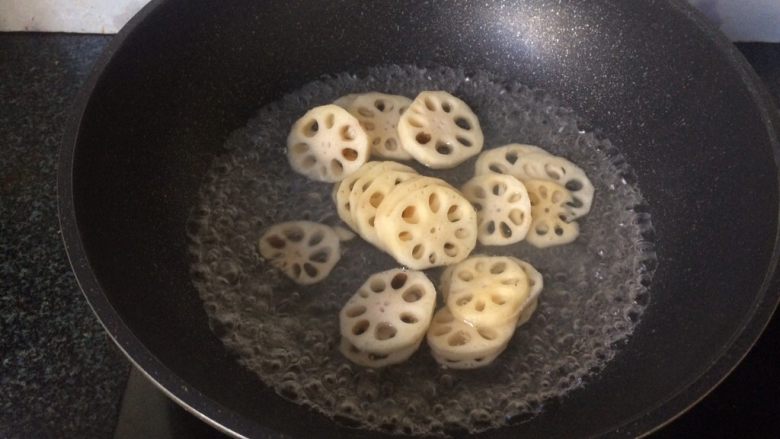 辣炒藕片,倒入藕片煮2−3分钟