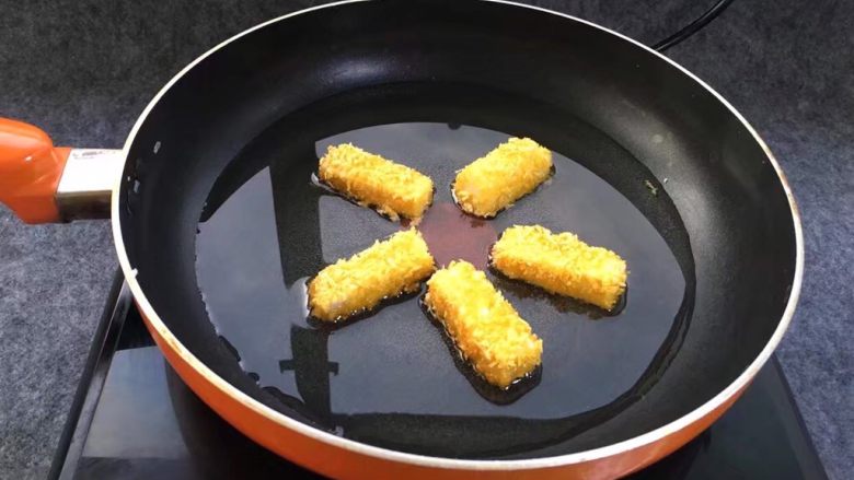 脆皮炸鲜奶,锅中油烧至五成热转小火,将奶糕放入油锅中小火慢慢炸,等到外皮炸脆即可捞出沥干油份。