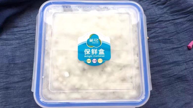 脆皮炸鲜奶,保鲜盒内抹上一层油,把奶糊倒入保鲜盒中,冰冻1小时取出。