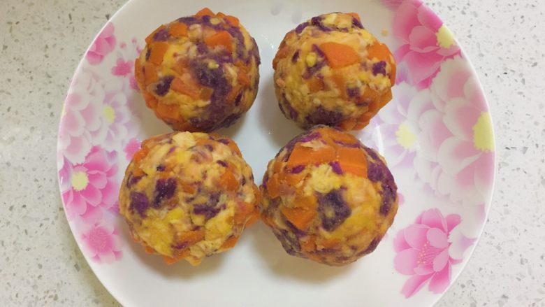 自制狗粮,根据自己狗狗食量大小捏成适度大小的丸子,再次上锅蒸