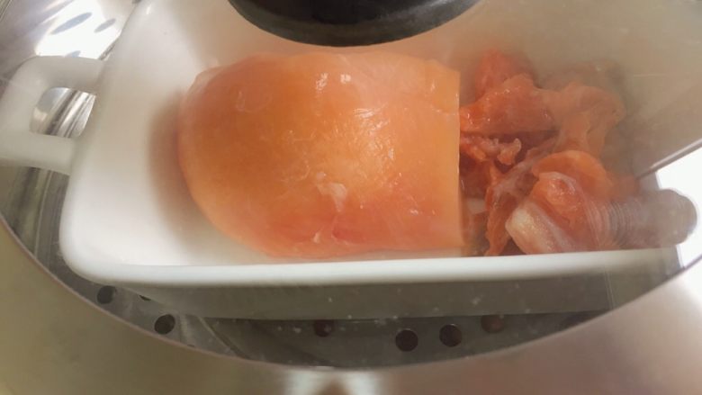 自制狗粮,四种食材全部上锅蒸,三文鱼和鸡肉蒸到变白,胡萝卜和紫薯蒸到熟即可,取出晾凉