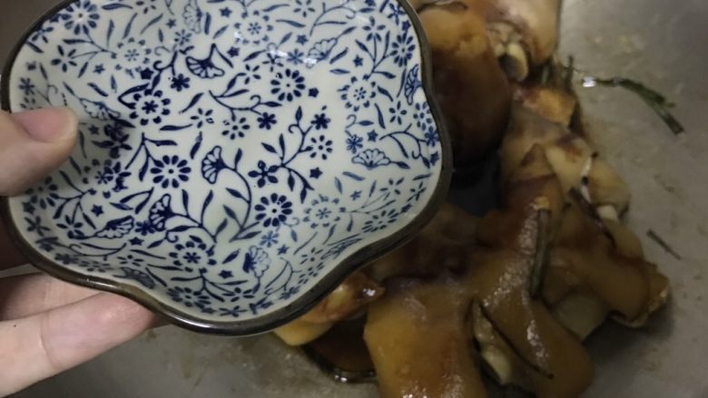 周氏蹄花,加水,没过猪脚(炖煮我是换了电饭煲的煲汤功能,自动炖的)