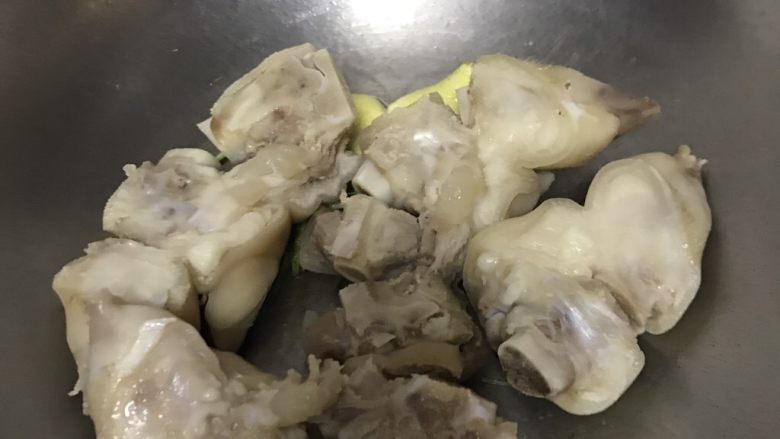 周氏蹄花,猪蹄要在油里炒一下,这样皮酥而不烂