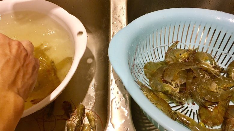 红烧基围虾,然后处理下,用牙签抽背上的经,顺便头也去掉…🤗像这些前期处理 交给男人去干😆