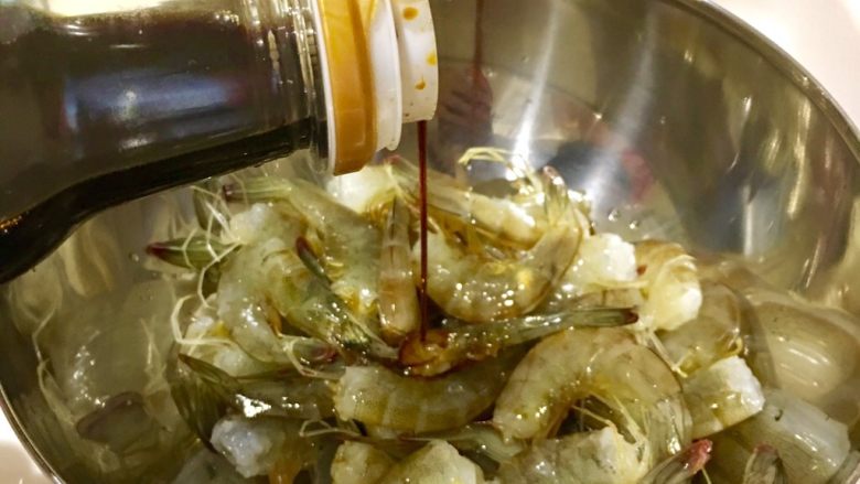 红烧基围虾,好了,我来交接…倒入生抽和一点料酒腌一会