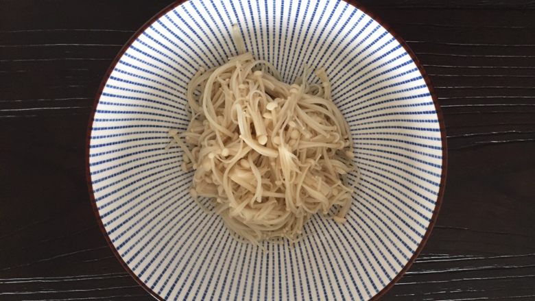 酸汤肥牛,捞出,铺在碗底备用