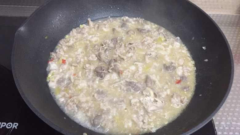 酸汤肥牛,撒盐,搅匀